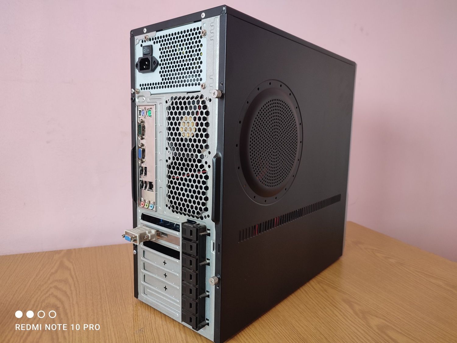 Четириядрен настолен компютър Asus с Windows 10 Pro