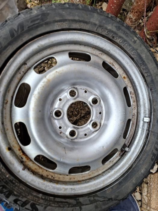 Vand 4 jante cu cauciucuri de mercedes A class pret 600 lei toate 4