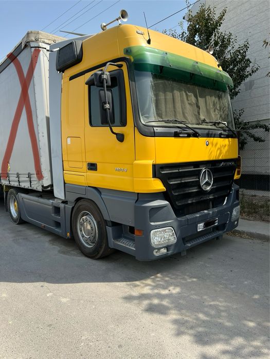 Mersedes Benz Actros tyagach sotiladi.