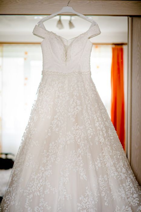 Vand rochie de mireasa!
Rochia a fost purtata o singura data, este int