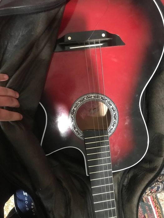 Gitara xolati zo'r 2ta simi uzilgan alishtirsa bo'ladi kurib olasiz