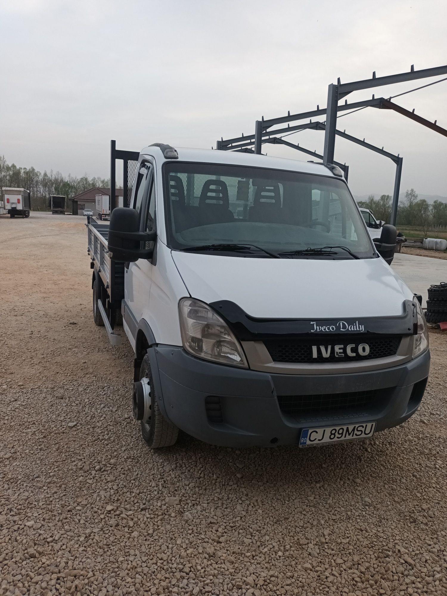 Vând iveco  basculabil  cu sateliți