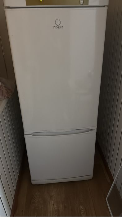 Продам холодильник indesit
