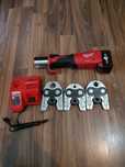 Presă de sertizat Milwaukee M18