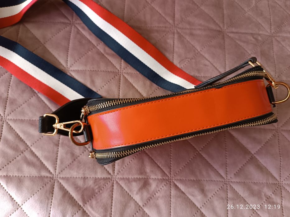 Чанта в червено и черно