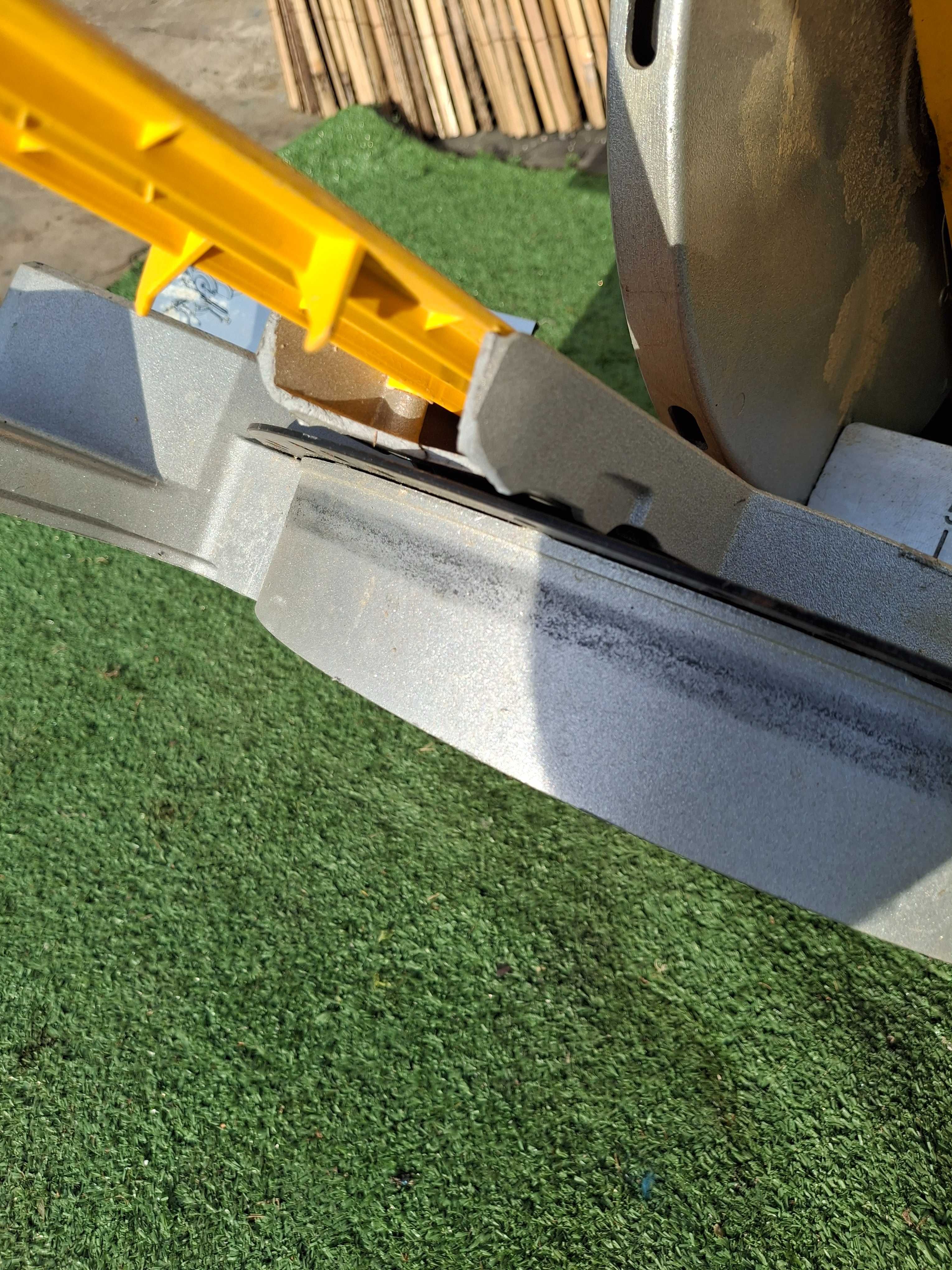 Стационарен циркуляр Dewalt dws778