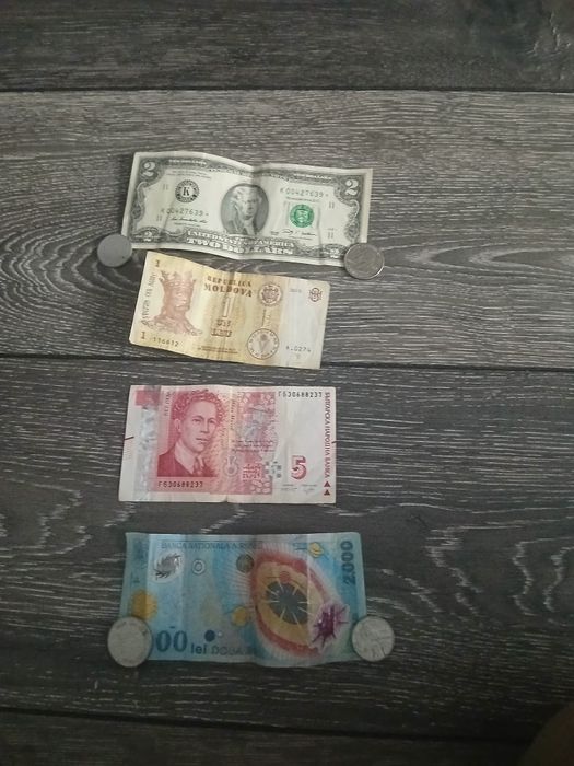 4 bacnote si 4 monede unicate si speciale