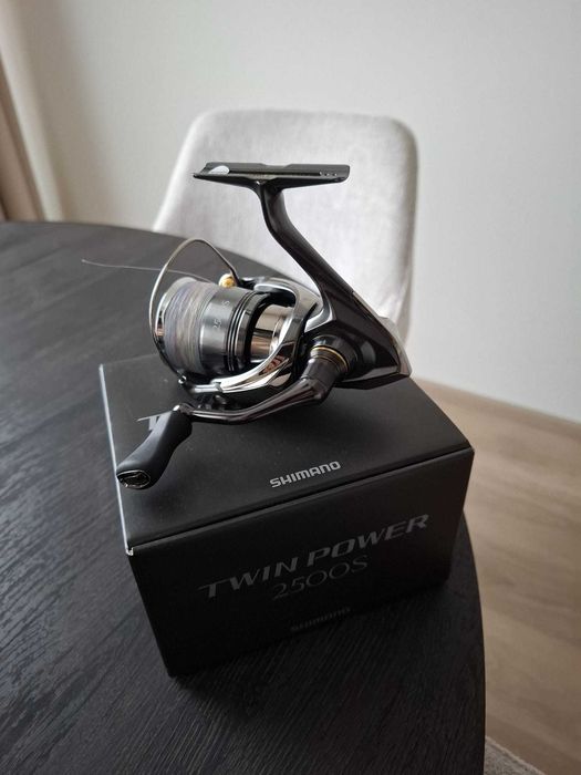 Mulineta Shimano Twin Power FE 2500 S in garantie !