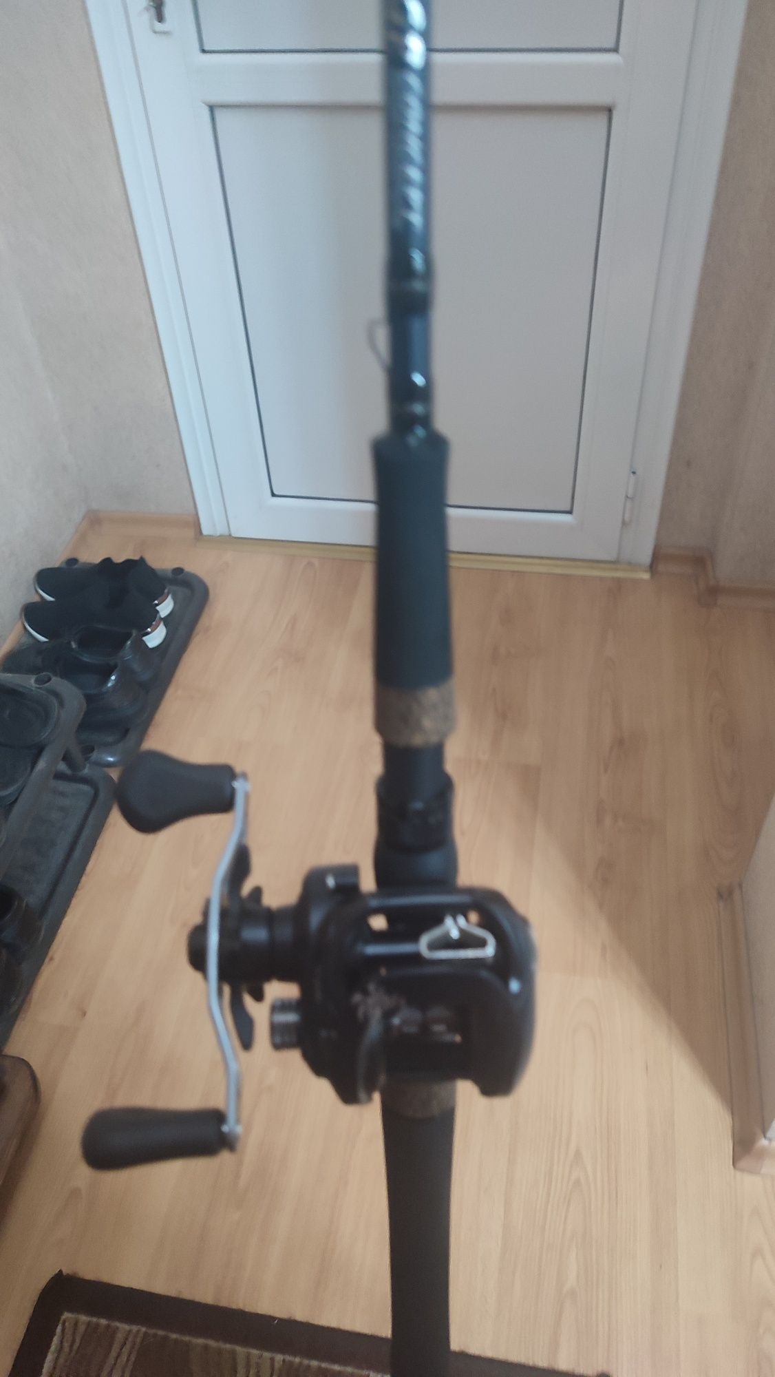 Продавам комплект DAIWA TATULA 200HSL/7,3:1/ и въдица DRAGON JERK 80