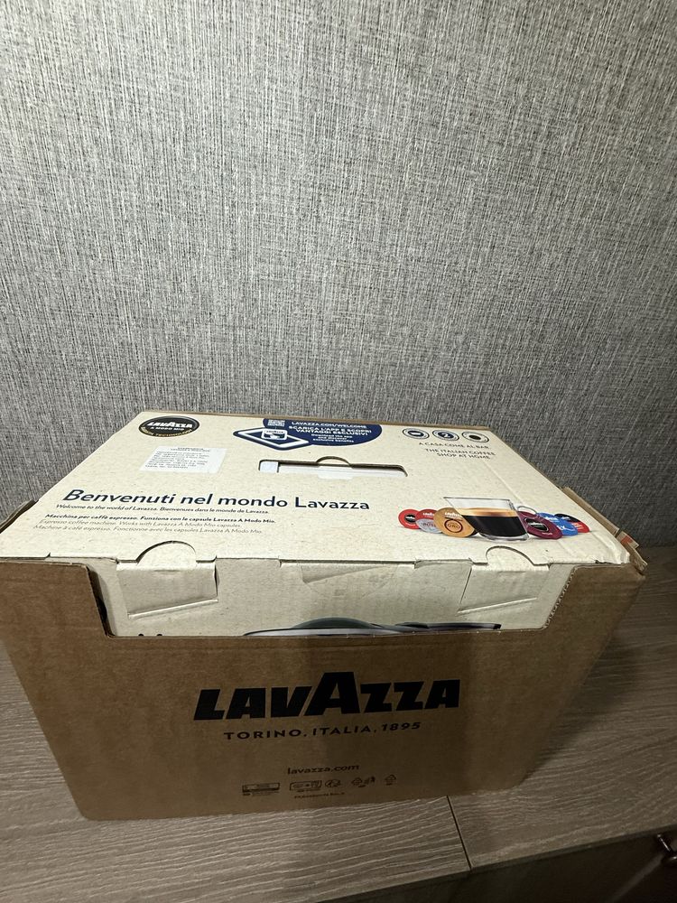Продавам чисто нова кафемашина Lavazza A Modo Mio Black-с капсули