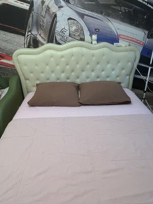 Кровать двуспальная с подъемным механизмом