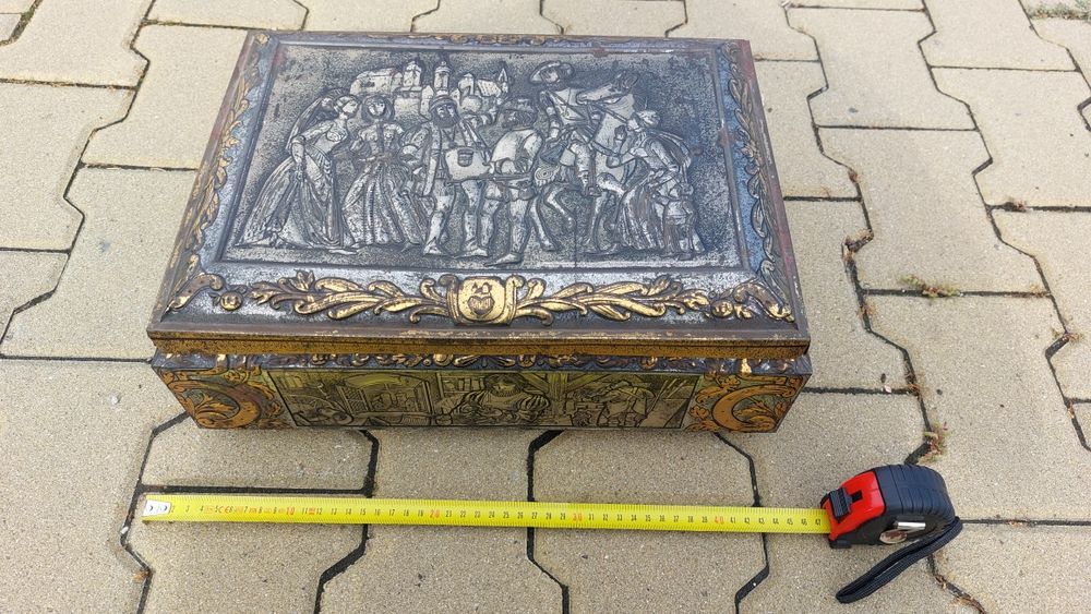 Голяма стара кутия за бисквити
