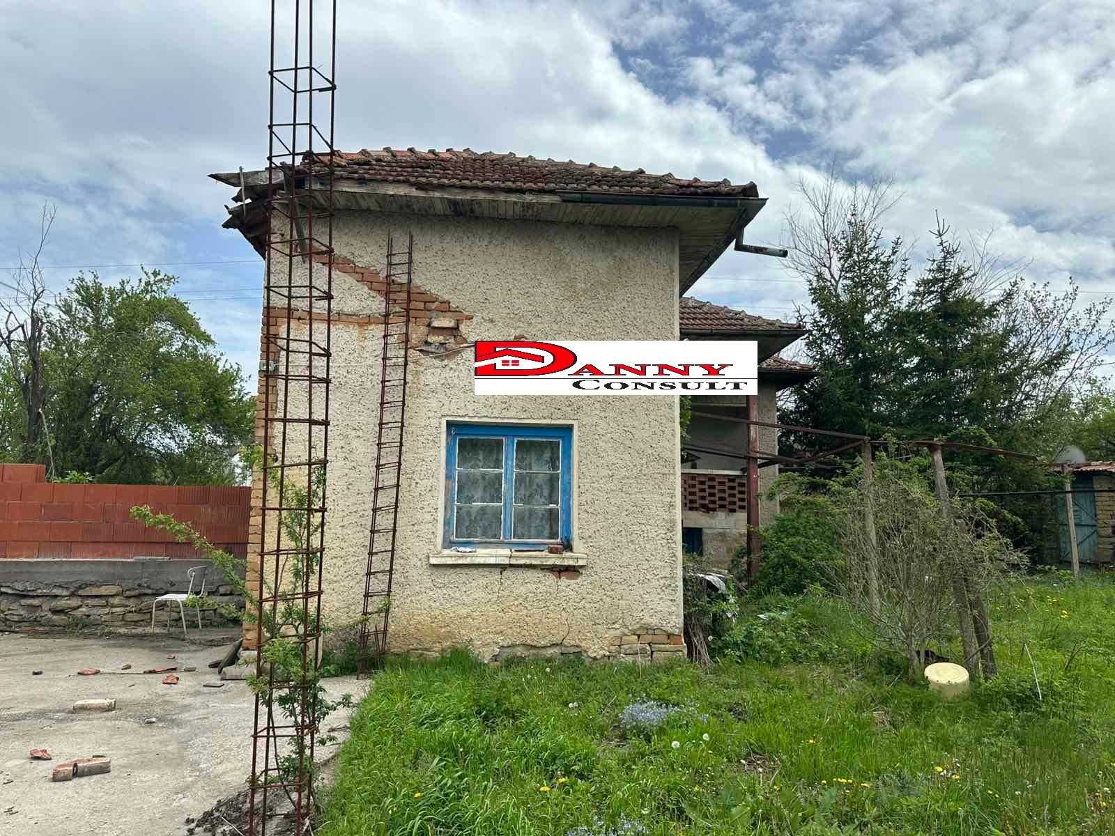 Двуетажна къща с двор в с. Плаково
