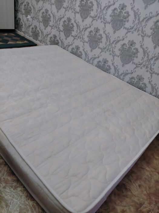 Кровать (матрас новый) и две тумбочки 2
