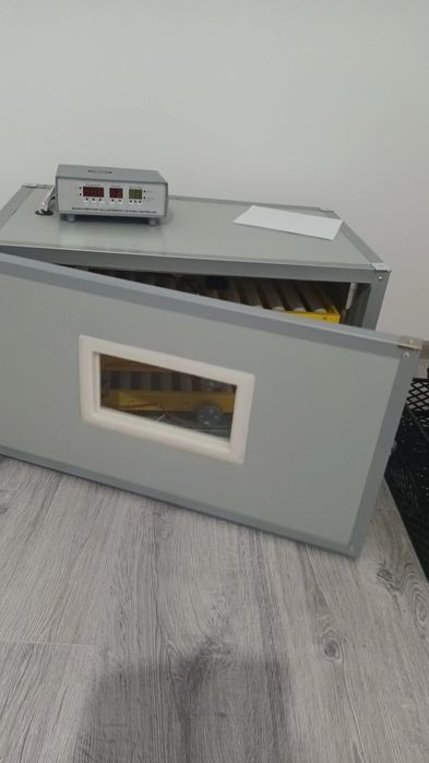 Incubator profesional 180 oua