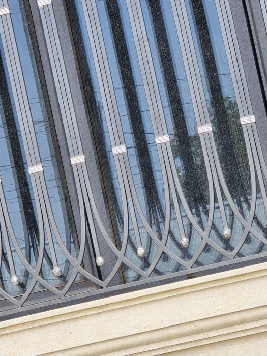 Решётка , козерок ,перила .