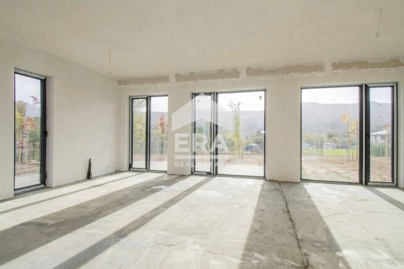 Продава се Къща в с. Владая, Област София-град - 198 кв.м за 2516 €/кв.м - Снимка #2