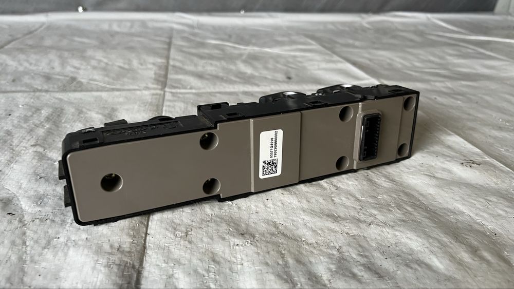 Конзола с компчета за предна лява врата Hyundai i30 2017-