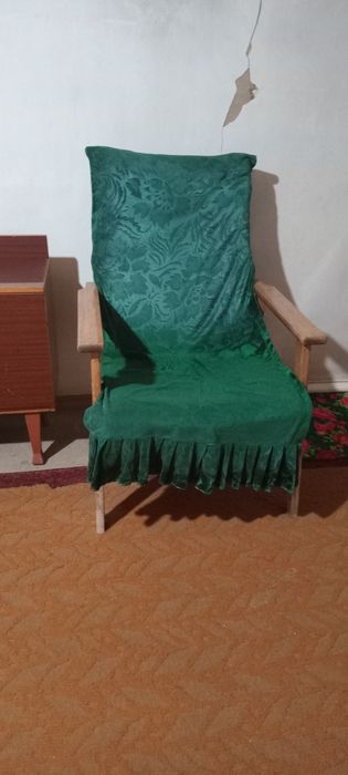 Eski sfatli yogochdan shkaf karavat kreslo 5ta narsa 1.5mln  oyna