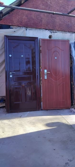 Vînd uși metalice de exterior complete cu chei