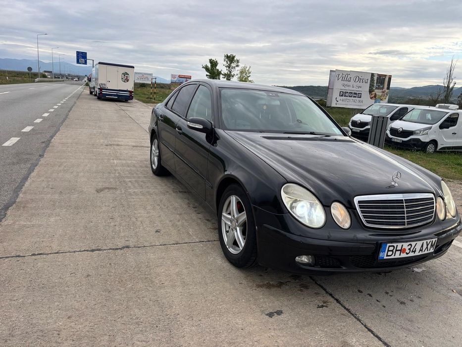 Mercedes    2005 E220