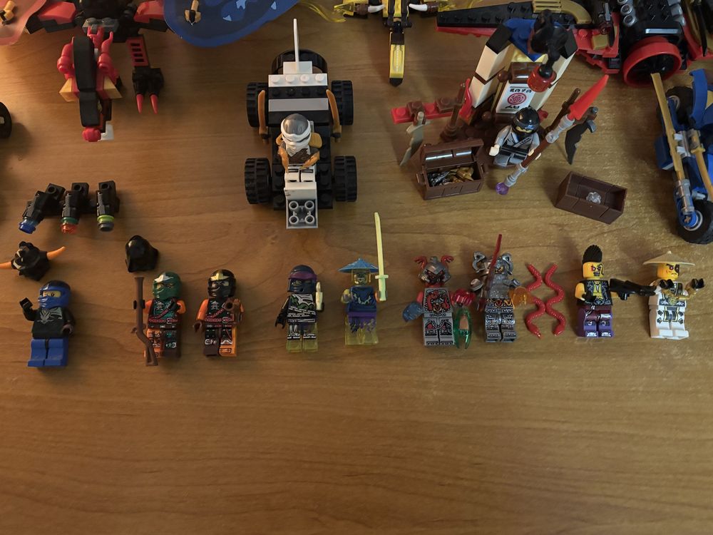 Lego фигурки.