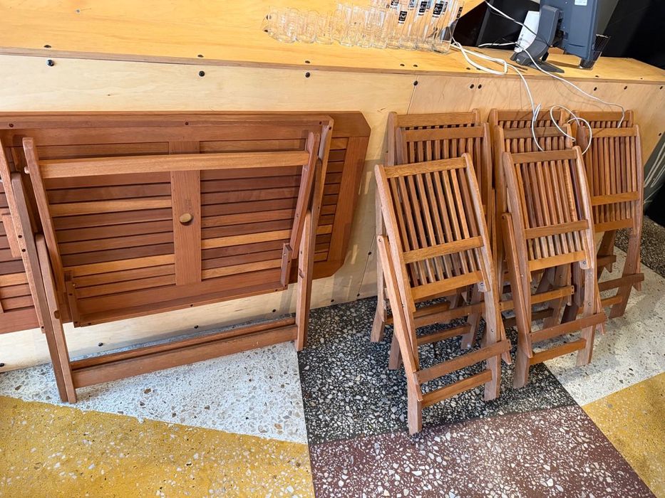 Продават се трапезни столове и маси