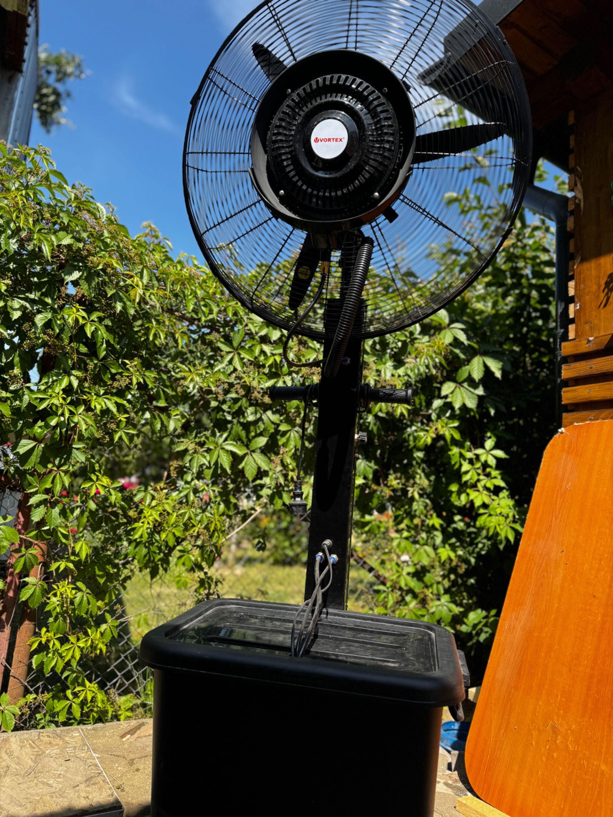 Vând ventilator cu stropi de apă (funcție pulverizare).