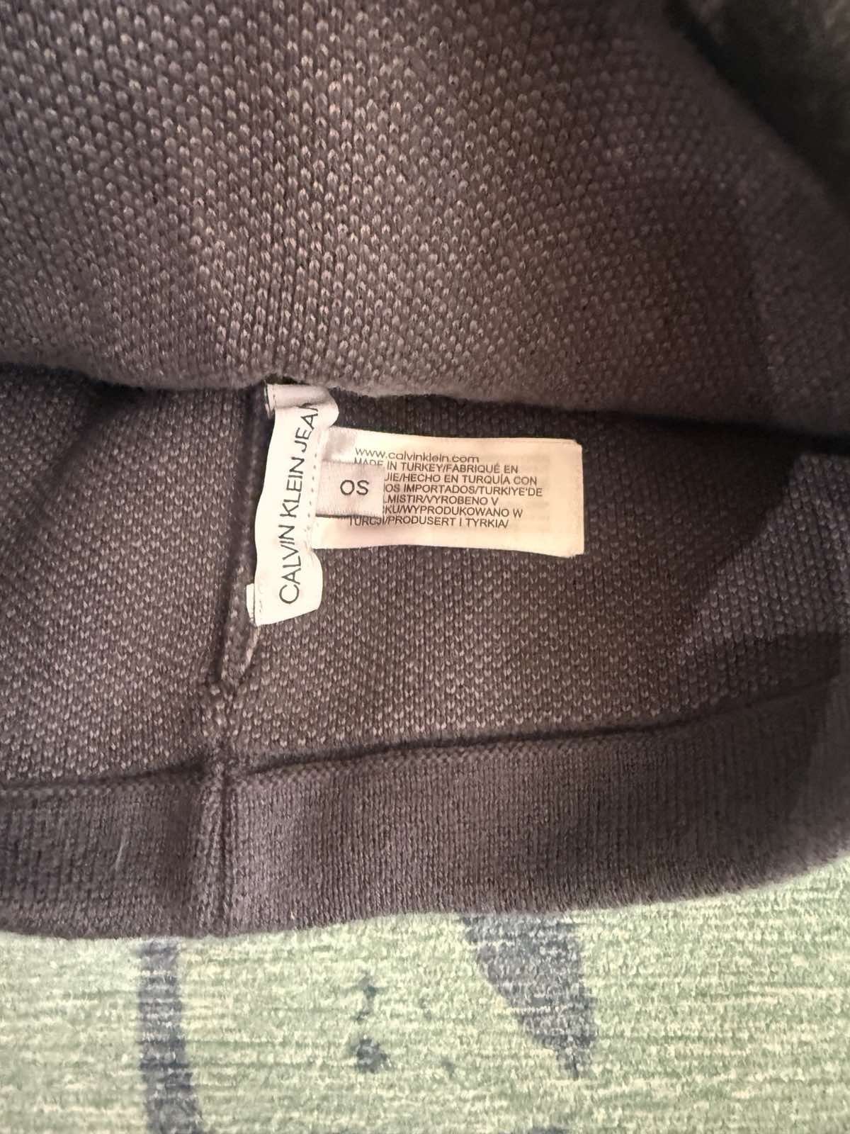 Подаръчен комплект Calvin Klein Jeans - шапка+шал