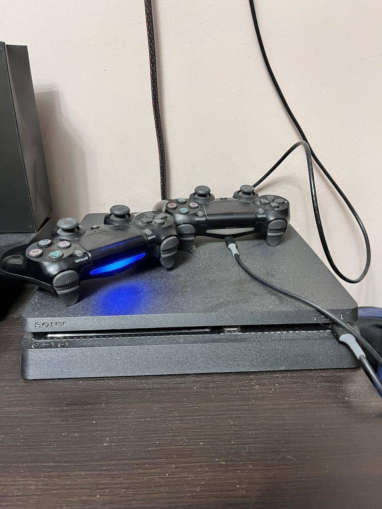 PS4 Slim 1TB(2 геймпада) + 9 игр