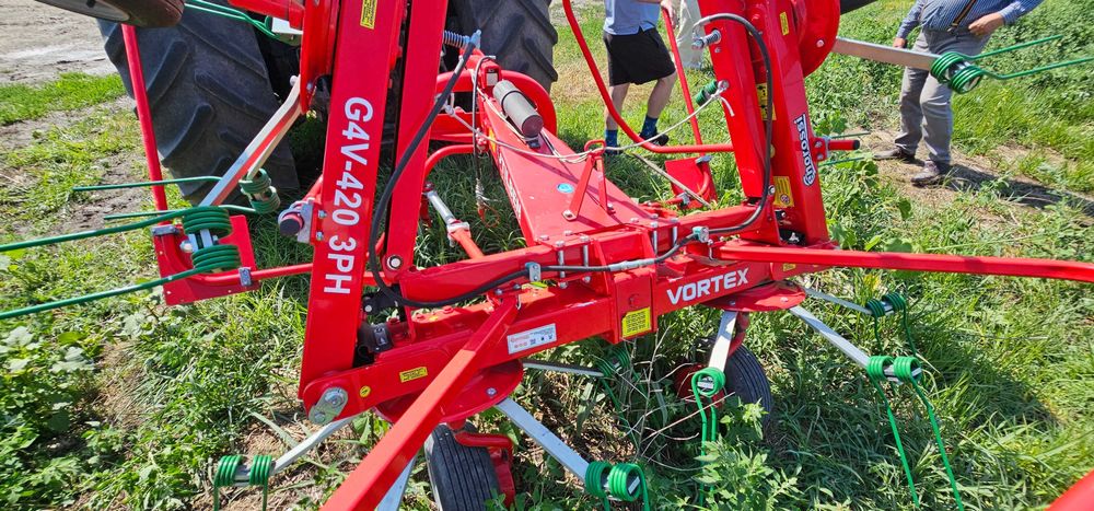 Răvășitor de fân ENOROSSI G4V-420