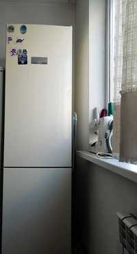 Продам двухкамерный Холодильник Bosch белого цвета в отличном состояни