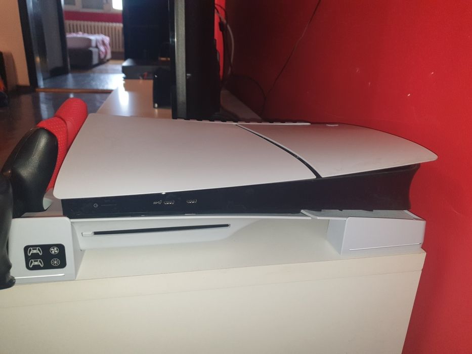 PlayStation 5 с 2 джойстика и 8 игри плюс стойка!