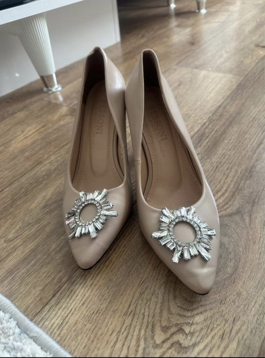 Продается бежевые туфли 39р