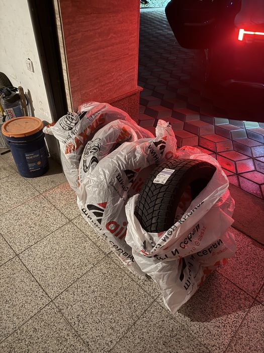 Продам зимние шины MICHELIN X-Ice Snow 235/45 R18 98H без шипов