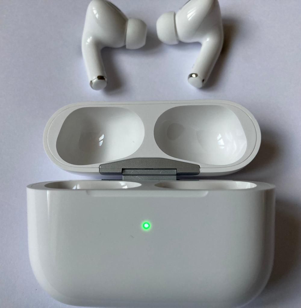 Срочно продам Airpods pro + чехол В ПОДАРОК