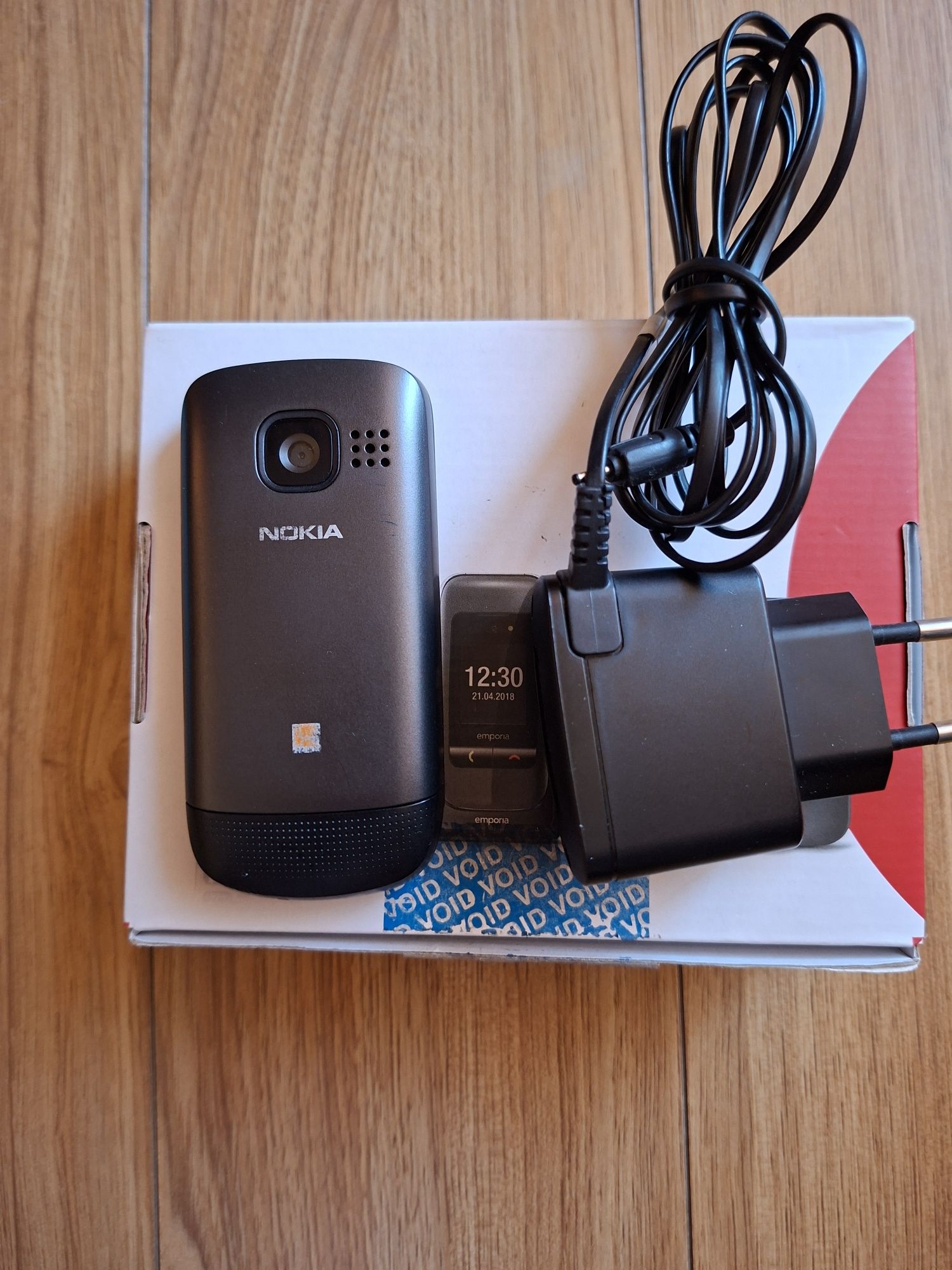 Nokia cu clapeta culisanta.