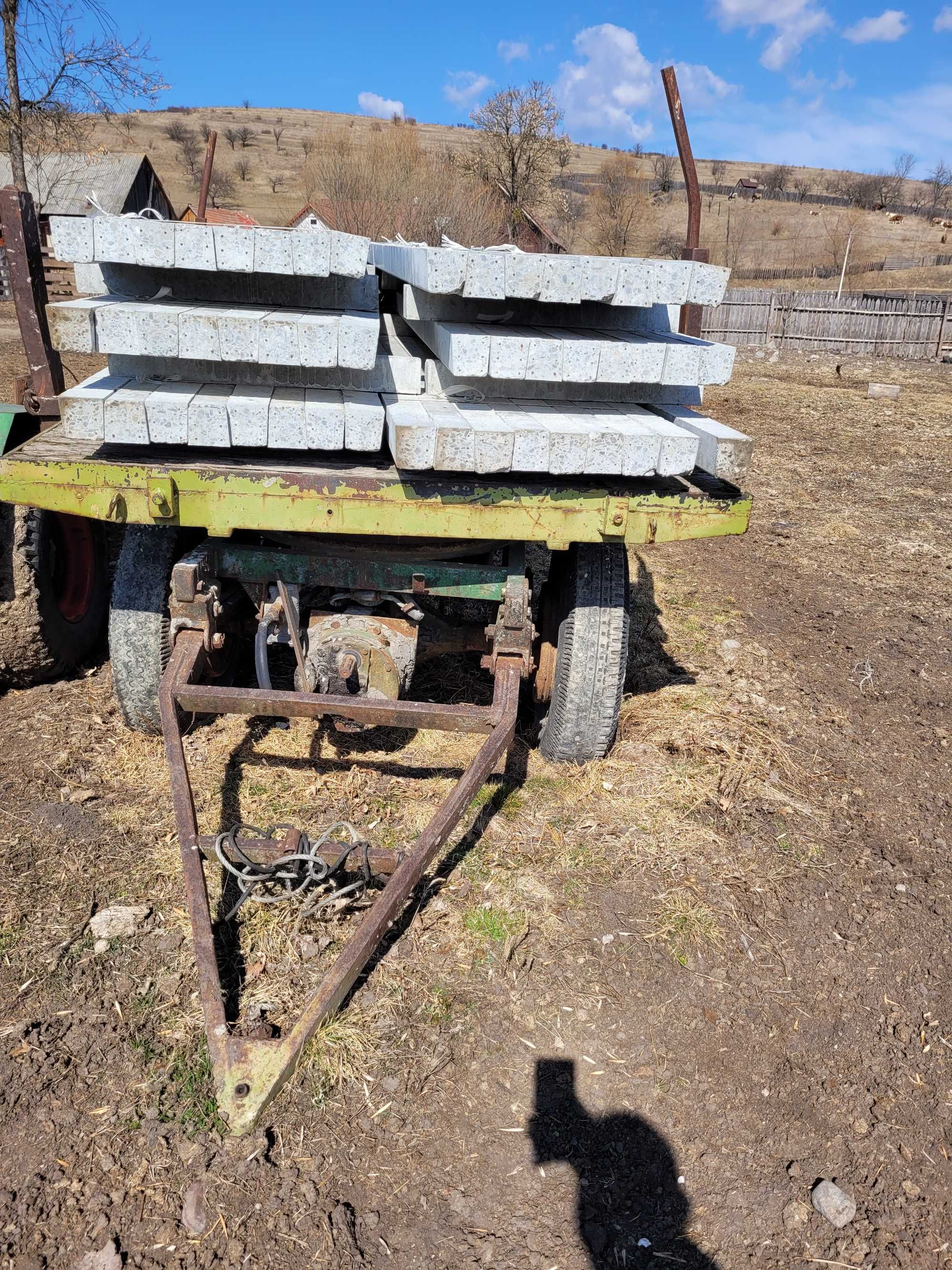 De vanzare remorca pentru transport lemne cu diferential in fata.