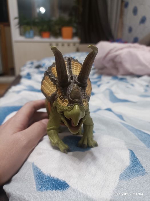 Динозавр трицератопс