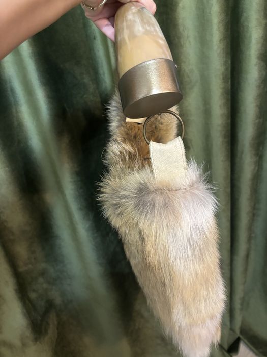 Geanta OVERLAND blana naturala de coiot , maner din corn autentic