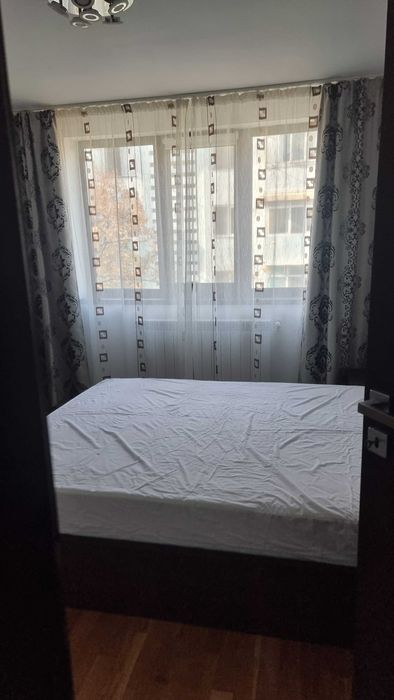 Inchiriez apartameant cu 3 camere.