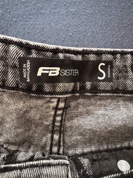 Blugi scurti noi, nepurtati