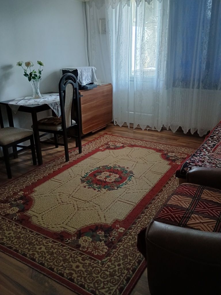 Primesc in gazda zona Podu Ros, două fete nefumătoare .