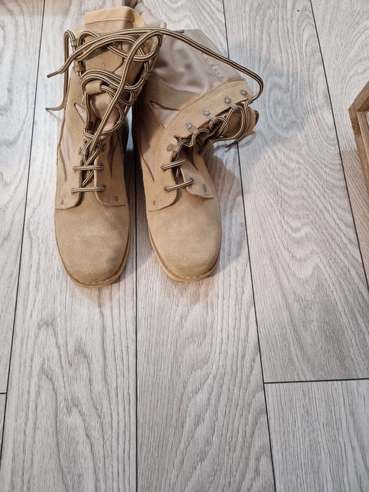 Vând bocanci militari