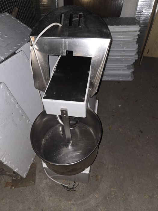 Продается Итальянская тестомесильная машина, в отличном состоянии для