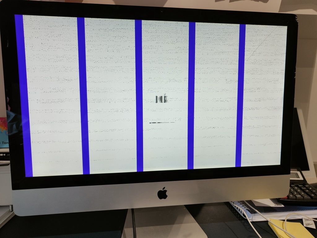 Calculator iMac Apple cu display spart, pornește uneori cu ecranul alb