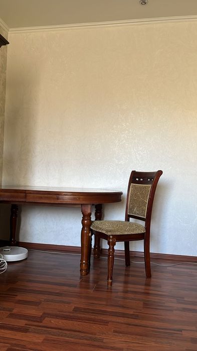 Стол и стулья в хорошем состоянии