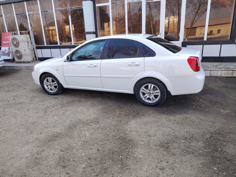 Lacetti 1.8 sotiladi