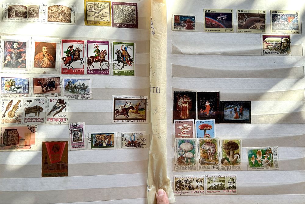 Vând album timbre pentru colecționari