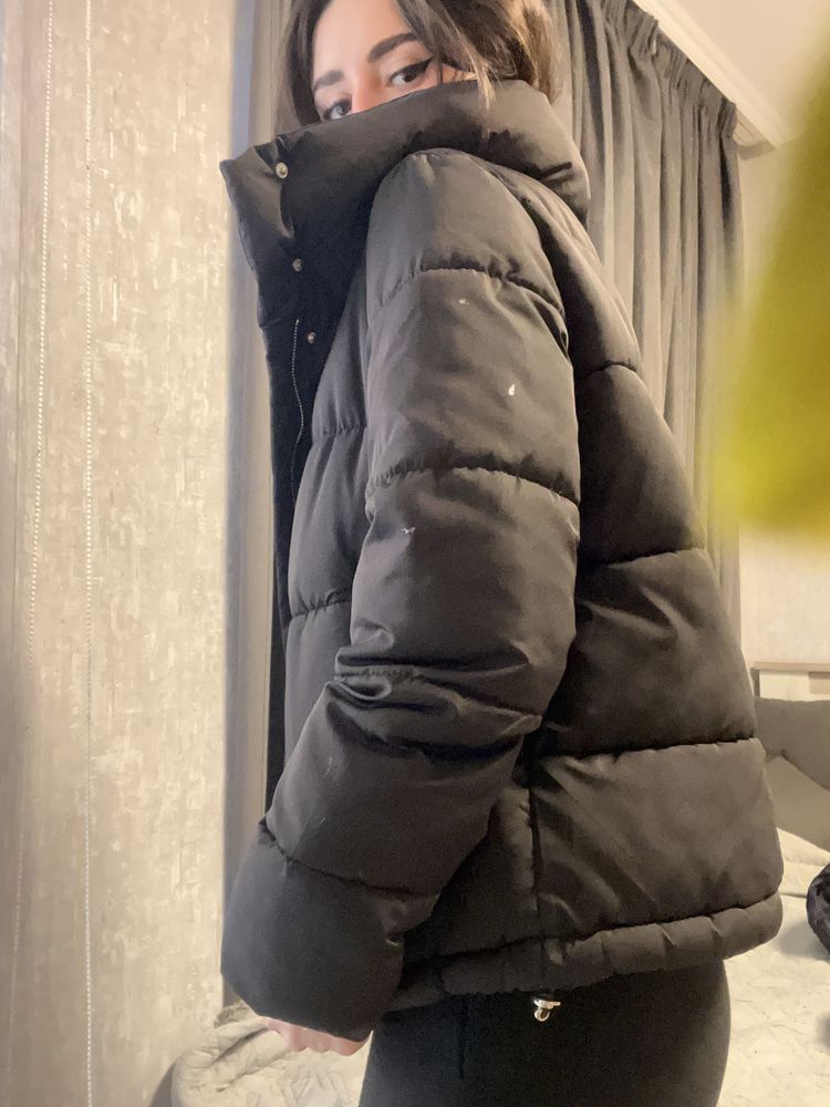 Черно puffer яке Stradivarius